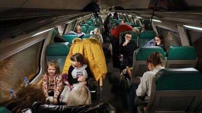 פליטים מאוקראינה ברכבת אחרי צאתם מהגבול הפולני. כמיליון פליטים מאוקראינה סה"כ. | EPA