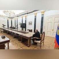 פוטין עם שר ההגנה הרוסי ורמטכ"ל הצבא, בקרמלין. | AP