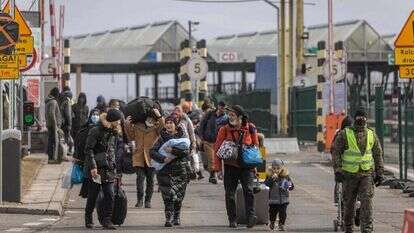 שיירות פליטים מאוקראינה, בגבול פולין. | AFP