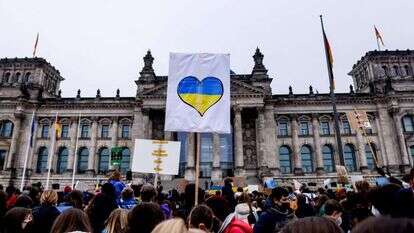 ההמונים במערב יודים להבחין בין טוב לרע. הפגנה למען אוקראינה מול הבונדסטאג בברלין, השבוע. | EPA