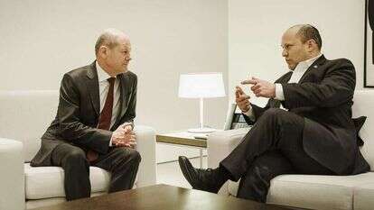 בנט בפגישה עם קנצלר גרמניה אולף שולץ. | EPA