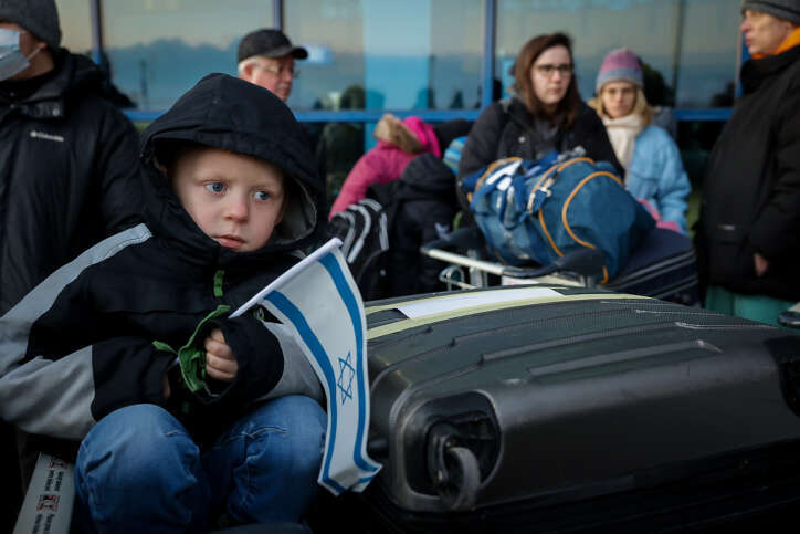 פליטים אוקראינים בנתב"ג. | נתי שוחט/פלאש90 פליטים אוקראינים בנתב"ג. | נתי שוחט/פלאש90