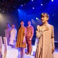 מיכל אלדר על הבמה בשמלה בצבע חרדל. | יפעת גבאי