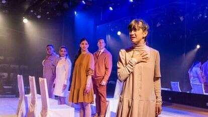 מיכל אלדר על הבמה בשמלה בצבע חרדל. | יפעת גבאי