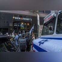 הפגנה מול חנות בן אנד ג'ריס בניו־יורק, באוגוסט. | שאטרסטוק