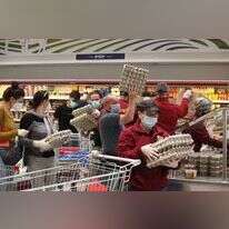 הסתערות לקוחות על תבניות ביצים בערב פסח לפני שנתיים | יהונתן שאול