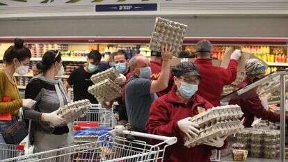 הסתערות לקוחות על תבניות ביצים בערב פסח לפני שנתיים | יהונתן שאול