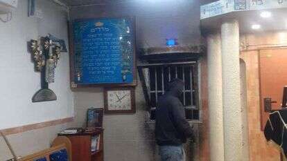 בית הכנסת "אילת השחר" ברמלה לאחר שהוצת