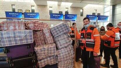 אנשי איחוד הצלה עם חלק מציוד הסיוע. | אסף גבור