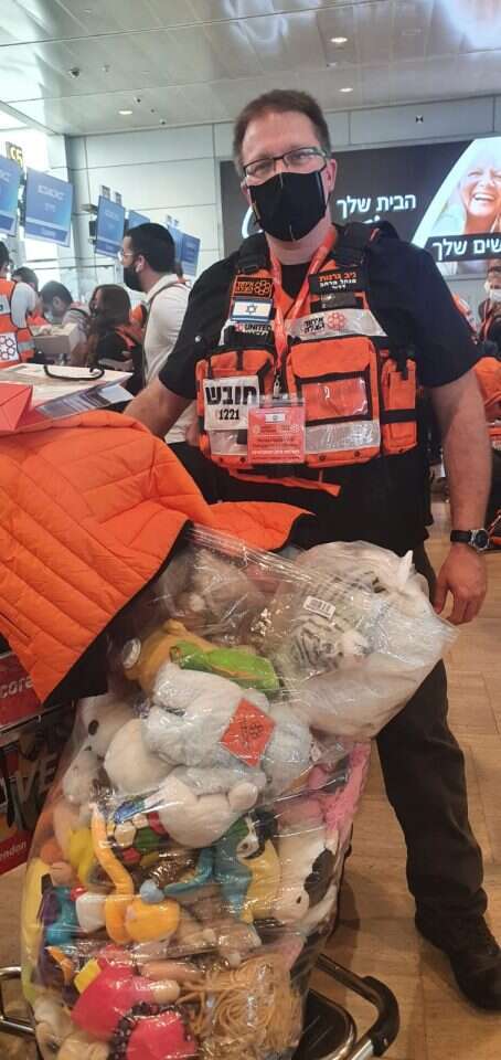 אנשי איחוד הצלה עם חלק מציוד הסיוע. | אסף גבור