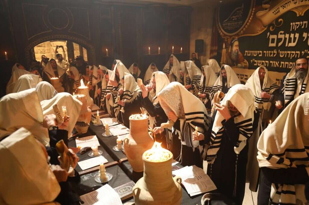 המקובלים במירון בעת תיקון עולם בהיכל הקבלה בבית אור הרשב”י המקובלים במירון בעת תיקון עולם בהיכל הקבלה בבית אור הרשב”י