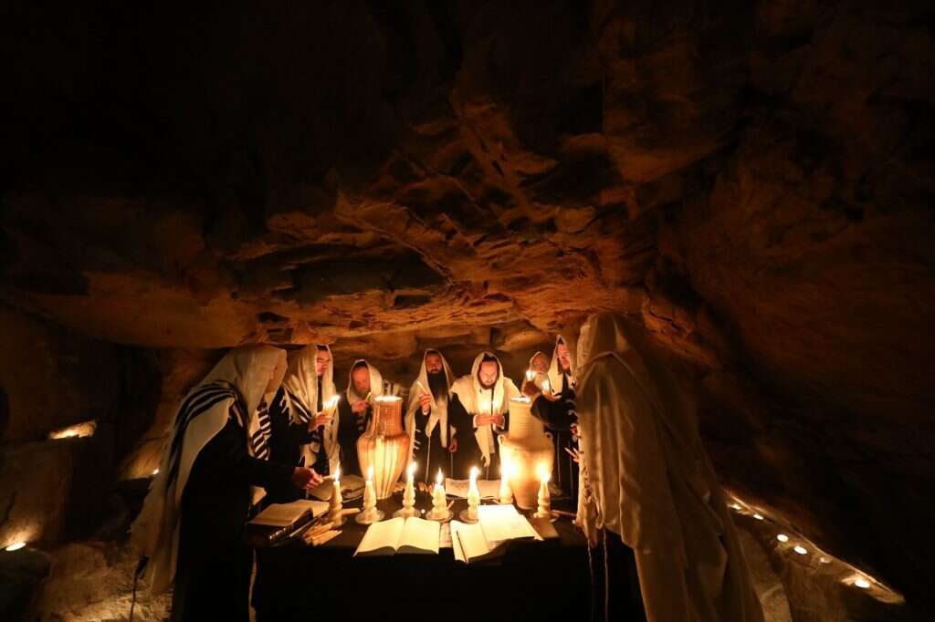 המקובלים הקדושים בתיקון חצות במערת האידרא הקדושה המקובלים הקדושים בתיקון חצות במערת האידרא הקדושה