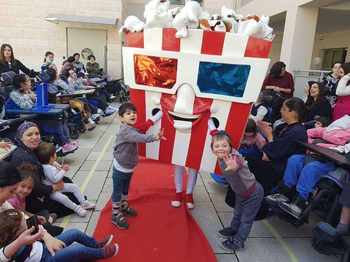 תחפושת הפופקורן מ"הזמר במסכה" חוגגת יחד עם ילדי עלה. | רשת עלה