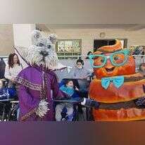 תחפושת השנאוצר והרוגעלך מ"הזמר במסכה" בחגיגה עם ילדי עלה. | רשת עלה