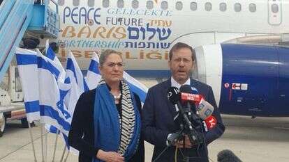 נשיא המדינה יצחק הרצוג ורעייתו מיכל לפני ההמראה לביקור מדיני בטורקיה