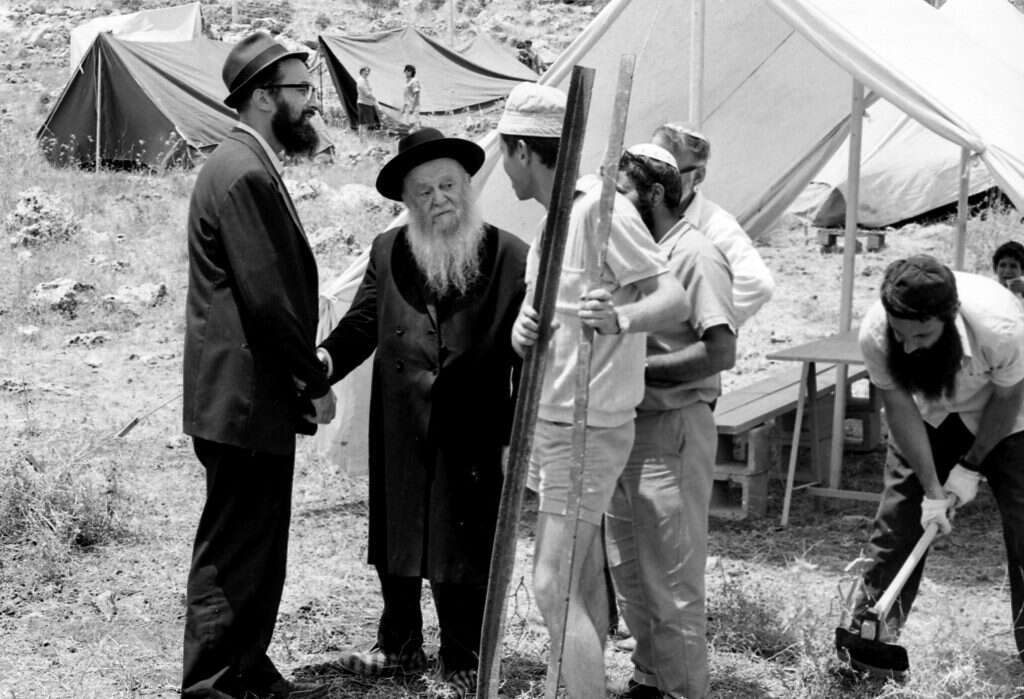 הרצי"ה עם מתנחלי אלון־מורה, 1974. משמאל: הרב צבי טאו. | ארכיון דן הדני, האוסף הלאומי לתצלומים על שם משפחת פריצקר, הספרייה הלאומית