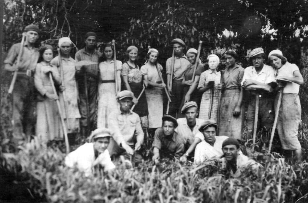 צעירים מתנועת תורה ועבודה בהכשרה בקישינב. | באדיבות מוזיאון בית לוחמי הגטאות / ארכיון התצלומים