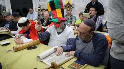 קריאת מגילת אסתר בגוש עציון. | גרשון אלינסון, פלאש 90