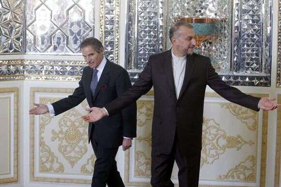 שר החוץ האיראני (מימין) עם מזכ"ל סבא"א רפאל גרוסי. | AFP