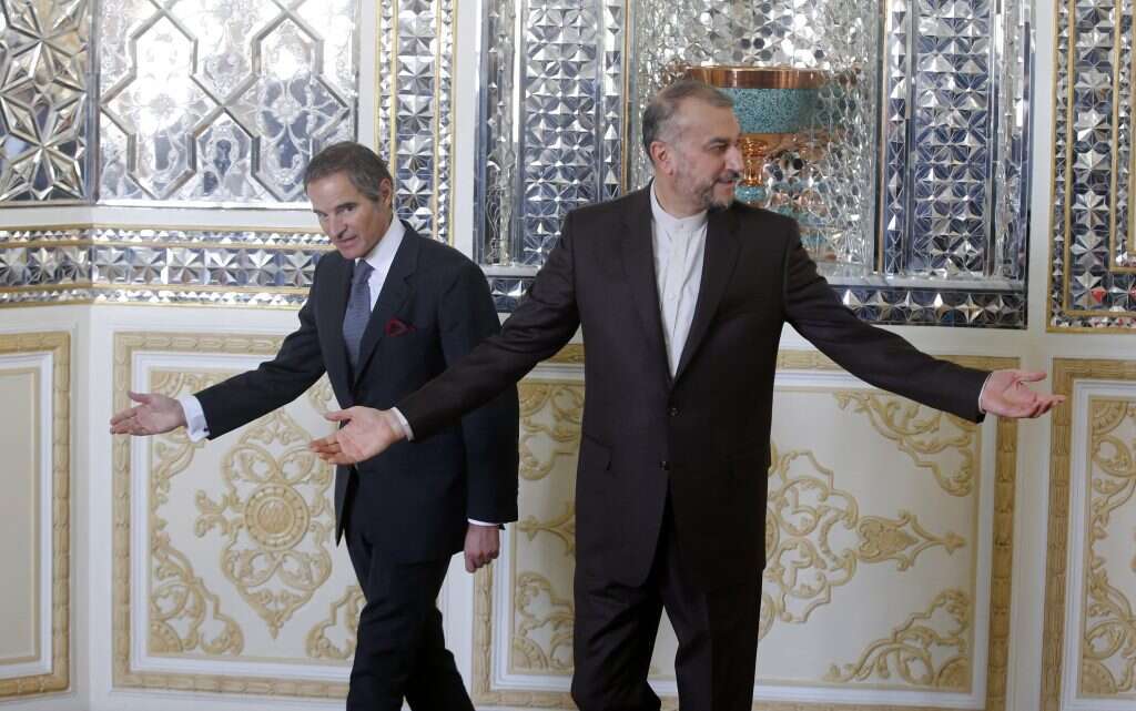 שר החוץ האיראני (מימין) עם מזכ"ל סבא"א רפאל גרוסי. | AFP