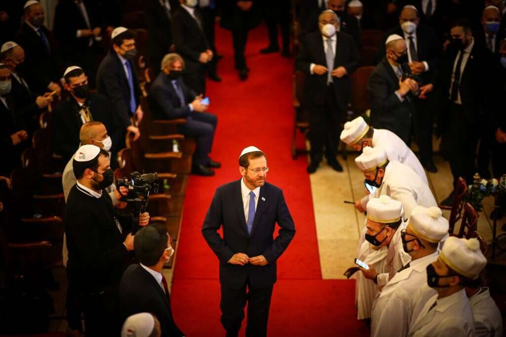 הנשיא הרצוג בבית כנסת נווה שלום באיסטנבול. | EPA