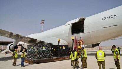 פריקת ציוד צבאי בשדה התעופה רמון. | אגף דוברות והסברה, משרד הביטחון