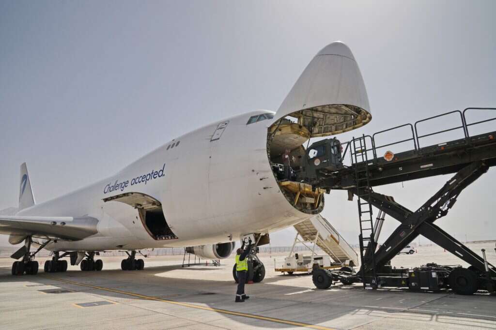 פריקת ציוד צבאי בשדה התעופה רמון. | אגף דוברות והסברה, משרד הביטחון
