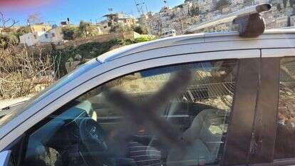 אחד הרכבים שרוססו. | ארגון חוננו