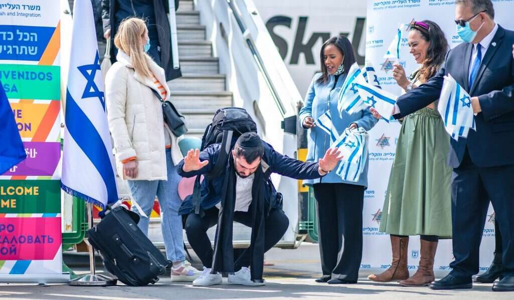 עולים חדשים מאוקראינה עם שרת העלייה והקליטה לשעבר, פנינה תמנו שטה, 2022 | נגה מלסה עולים חדשים מאוקראינה עם שרת העלייה והקליטה לשעבר, פנינה תמנו שטה, 2022 | נגה מלסה