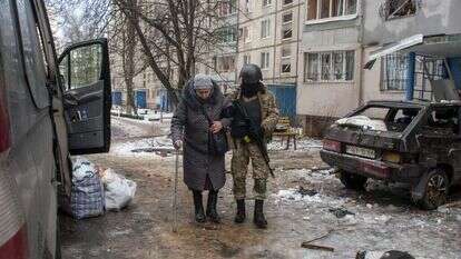 חייל אוקראיני מסייע לקשישה בחרקוב, השבוע. | EPA