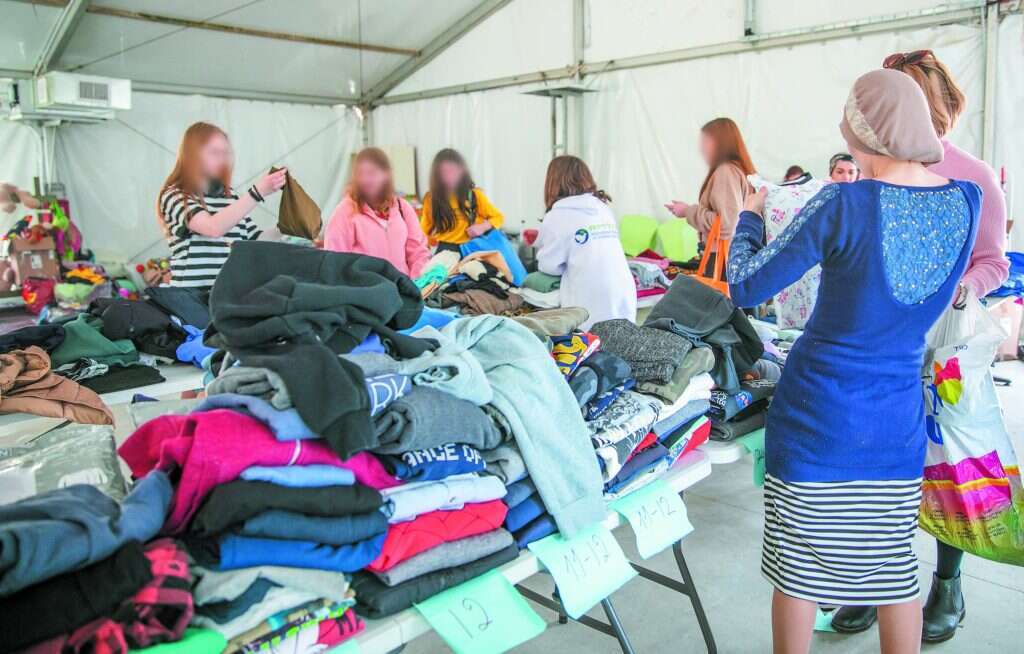 חלוקת ציוד וביגוד לפליטים. | יוסי אלוני