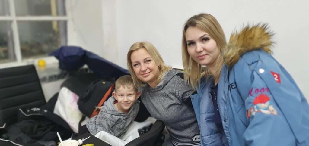 אלונה (מימין) עם אימה ובנה. | אסף גבור