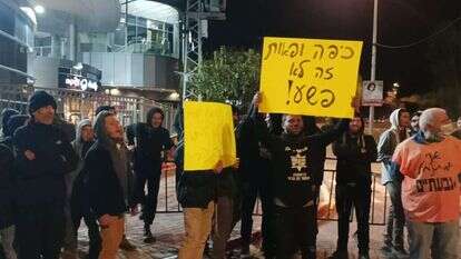 הפגנת פעילי ימין מחוץ לבית שר הביטחון הפגנת פעילי ימין מחוץ לבית שר הביטחון