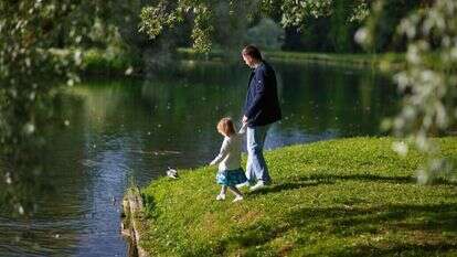 אבא וילד. | שאטרסטוק