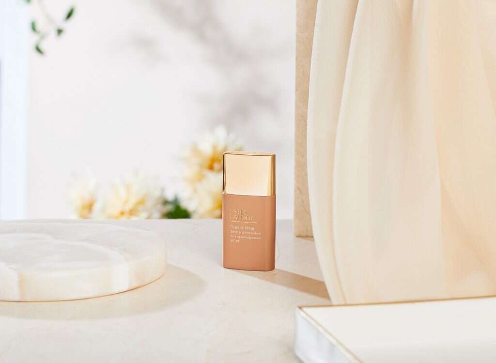 ‎Double Wear Sheer Long-Wear Makeup של אסתי לאודר. | חול