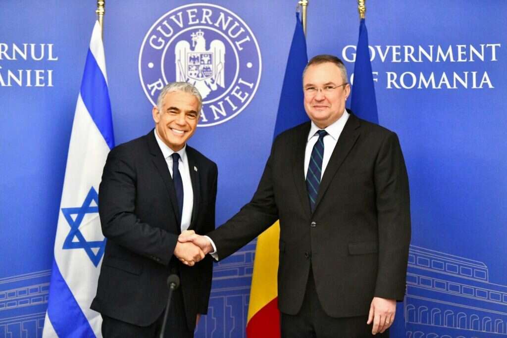 שר החוץ יאיר לפיד בסיום הפגישה עם עם ראש ממשלת רומניה, ניקולאי צ'וקה. | לע"מ שר החוץ יאיר לפיד בסיום הפגישה עם עם ראש ממשלת רומניה, ניקולאי צ'וקה. | לע"מ