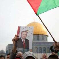 הפגנה פלסטינית עם תמונת ארדואן בהר הבית. | גטי אימג'ס