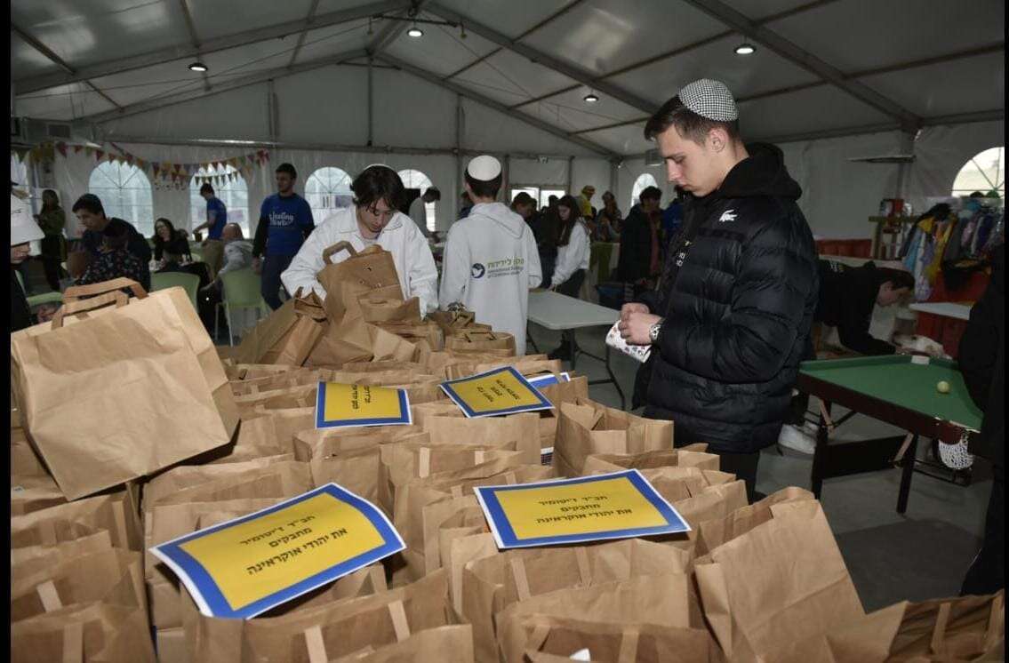 פליטי המלחמה מקהילת ז'יטומיר באריזת משלוחי מנות. | חב"ד ז'יטומיר