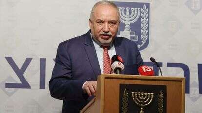 שר האוצר ליברמן מכריז על הרפורמה. | סיון שחור, ענבה, לע''מ