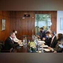 יושב ראש הכנסת מיקי לוי ושגריר אוקראינה קורנייצ'וק בכנסת. | נועם מושקוביץ