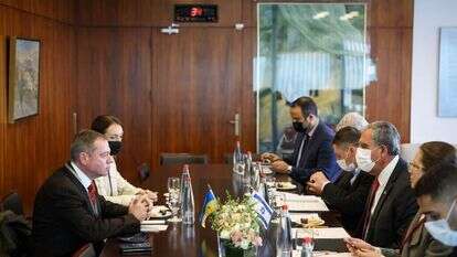 יושב ראש הכנסת מיקי לוי ושגריר אוקראינה קורנייצ'וק בכנסת. | נועם מושקוביץ