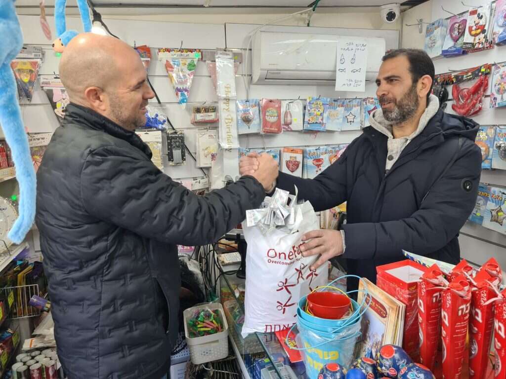 ח"כ אוחנה מחלק משלוחי מנות. | עמותת משפחה אחת ח"כ אוחנה מחלק משלוחי מנות. | עמותת משפחה אחת