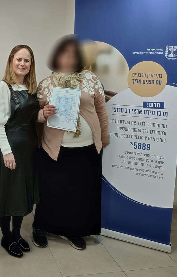 א' ששוחררה החודש עם הטוענת הרבנית דבורה בריסק. | יד לאישה