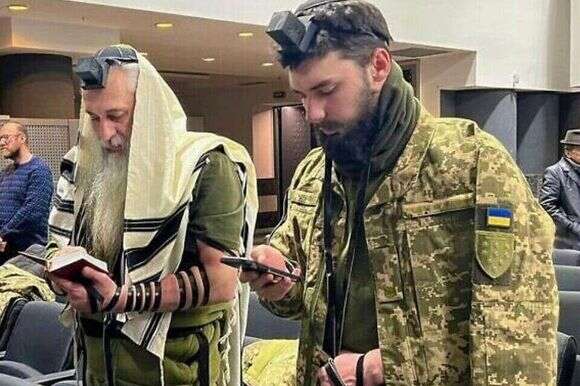 אשר (משמאל) ודוד צ'רקסקי, אב ובנו שהתגייסו לצבא אוקראינה, מתפללים בבית הכנסת בדניפרו, אוקראינה. | באדיבות דוד צ'רקסקי אשר (משמאל) ודוד צ'רקסקי, אב ובנו שהתגייסו לצבא אוקראינה, מתפללים בבית הכנסת בדניפרו, אוקראינה. | באדיבות דוד צ'רקסקי