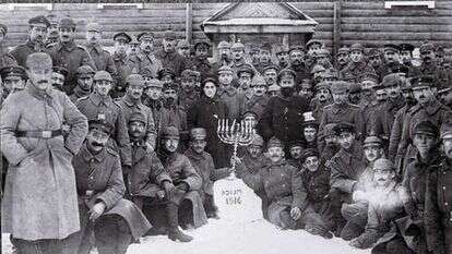 חיילים יהודים בצבא גרמניה חוגגים את חנוכה בחזית המזרחית, 1916. | Jewish Museum Frankfurt, S. Ajnwojner Collection