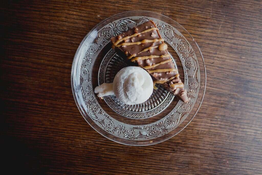 קרם נוגט וציפוי של בייגלה מלוח. | איתמר יששכר קרם נוגט וציפוי של בייגלה מלוח. | איתמר יששכר
