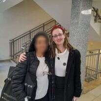 ח' ששוחררה בחודש ינואר עם עורכת הדין תמר אודברג. | יד לאישה