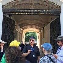 בניין "הוועד האודסאי" באודסה. במרכז: יואל רפל. | דורית רום־רפל