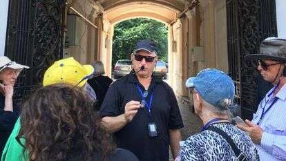 בניין "הוועד האודסאי" באודסה. במרכז: יואל רפל. | דורית רום־רפל בניין "הוועד האודסאי" באודסה. במרכז: יואל רפל. | דורית רום־רפל