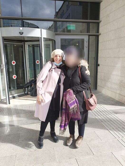 ש' ששוחררה בחודש שעבר עם עורכת הדין הטוענת הרבנית תהילה כהן. | יד לאישה